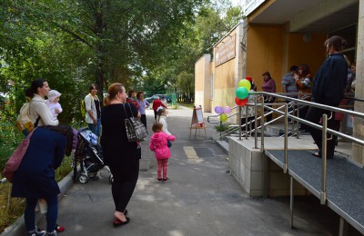 Муниципальный депутат Татьяна Шишкова поздравила учащихся школ Нагатинского затона с 1 сентября