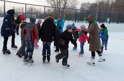 В народном парке Нагатинского затона жители района смогут поиграть в хоккей и покататься на коньках