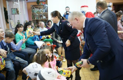 В ЮАО сотрудники полиции поздравили воспитанников центра «Планета семьи» с наступающим Новым годом