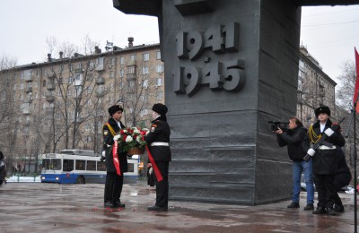 Памятный митинг в честь годовщины битвы под Москвой прошел в ЮАО