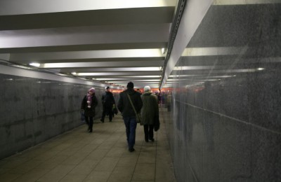 В Москве пешеходные переходы и поезда начали покрывать антивандальной краской