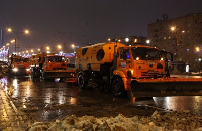Выпавший в Москве снег убирали около семи тысяч единиц техники