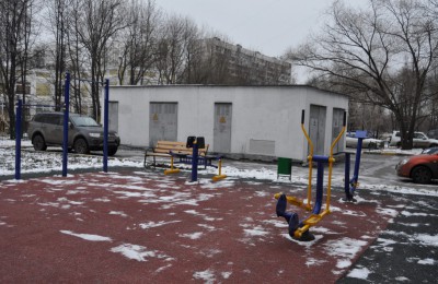 Современная спортплощадка и благоустроенный двор появятся на Коломенской набережной