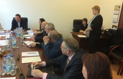 Татьяна Макарова (справа) отчитывается перед депутатами