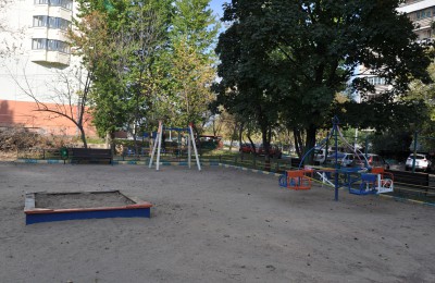 Новый песок завезли на детскую площадку района
