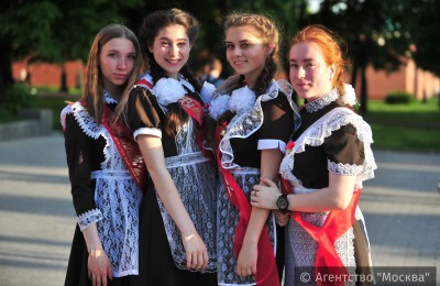 Жители Москвы помогли 400 выпускникам подготовиться к школьному балу