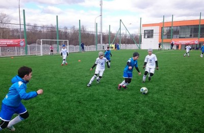 Более 10 футбольных полей построят в Москве для детско-юношеских спортшкол