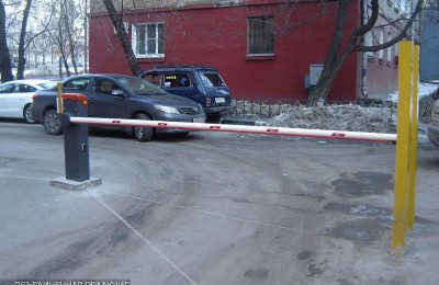 Во дворе одного из домов на улице Новинки установят шлагбаум