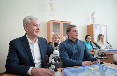 Мэр Москвы Сергей Собянин: В школах города продолжает тестирование электронная система обучения