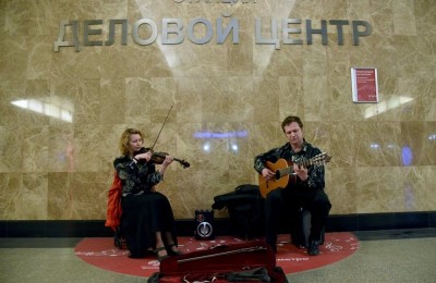 С 27 марта музыканты начнут выступать на 15 площадках в метрополитене Москвы. Жители и гости столицы познакомятся с творчеством более 200 коллективов. Среди них выступят артисты, которые играют на музыкальной пиле и тибетских чашах, джаз-банд, сочетающий в своих номерах музыку и акробатические элементы, а также молодая группа, которая исполнит песни The Beatles. Отмечается, что артисты никак не помещают проходу людей, так как площадки выбраны с учетом пассажиропотока. Также, места для выступлений, будут хорошо просматриваться с камер видеонаблюдения сотрудниками службы безопасности метрополитена Москвы. В Москве проект «Музыка в метро» стартовал в пилотном режиме в мае 2016 года. Тогда около 30 музыкантов получили возможность официально выступать на станциях «Выставочная», «Курская», и «Маяковская». Отметим, что для выступлений в метрополитене артисты выбирались на конкурсной основе. Всего было принято более 1000 заявок от музыкальных коллективов, после чего наиболее ярких пригласили на живые прослушивания.
