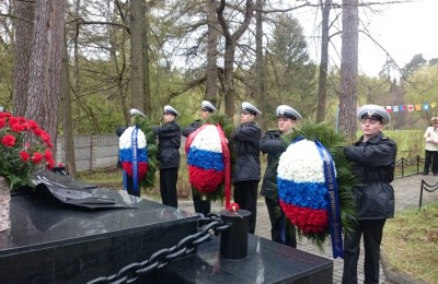 Возложение цветов к памятнику морякам и судам, погибшим в годы Великой Отечественной войны