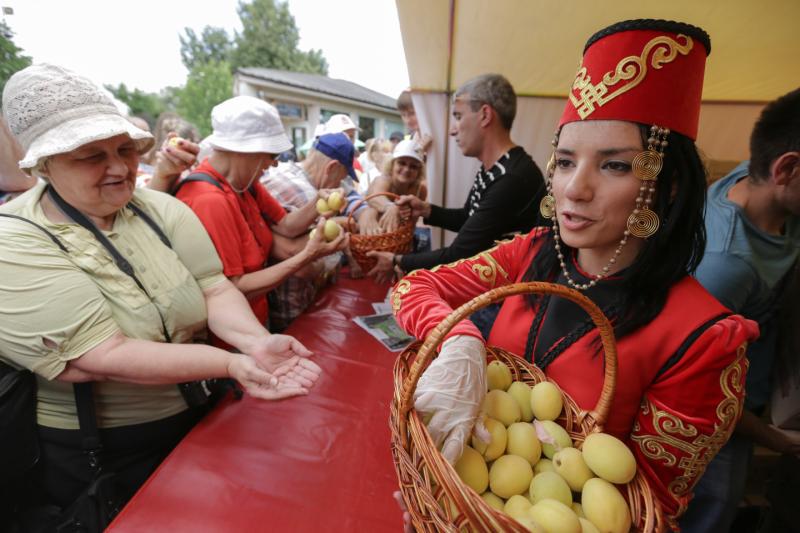 Народы столицы. Армянский праздник абрикос в Москве. День абрикоса в Армении праздник. Многонациональный фестиваль абрикос. Праздник абрикоса в Москве.