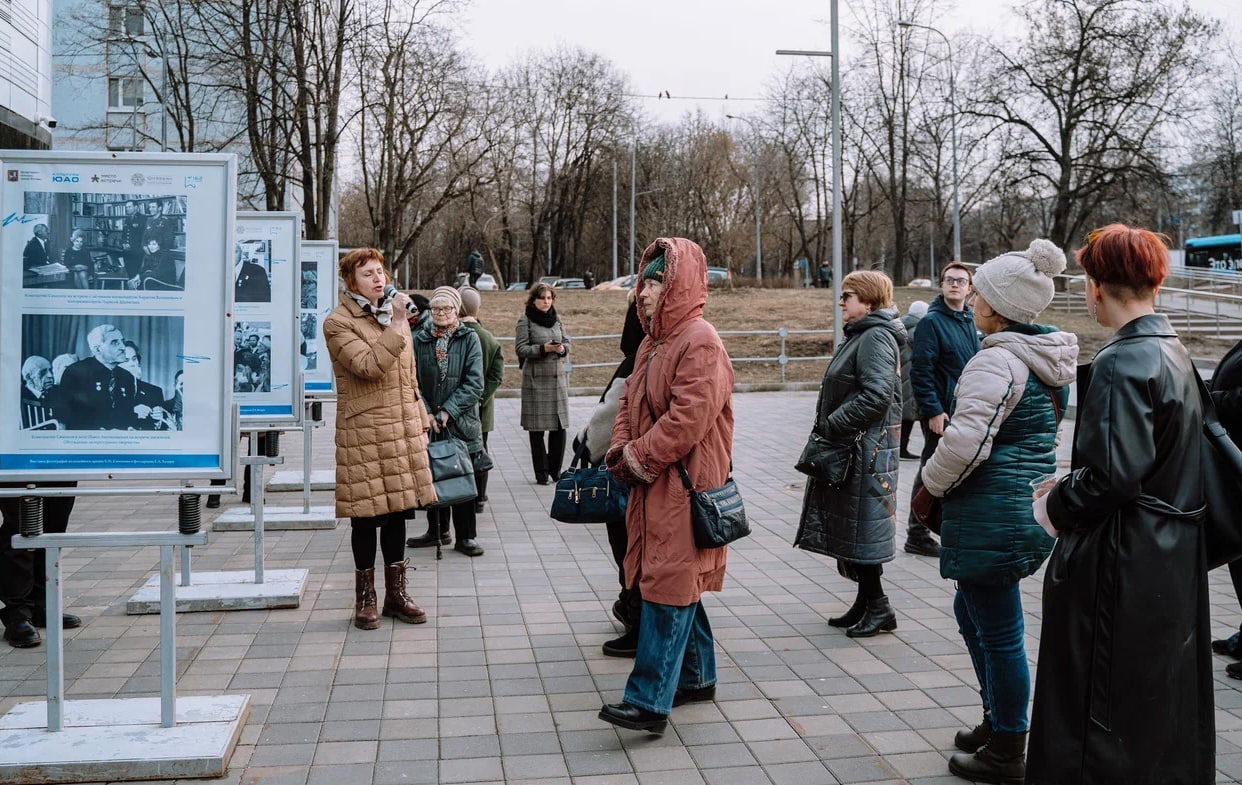 Фотовыставка, посвящённая поэту Константину Симонову, открылась в РЦ «Место встречи Орбита». Фото: официальная страница библиотеки №162 в социальных сетях