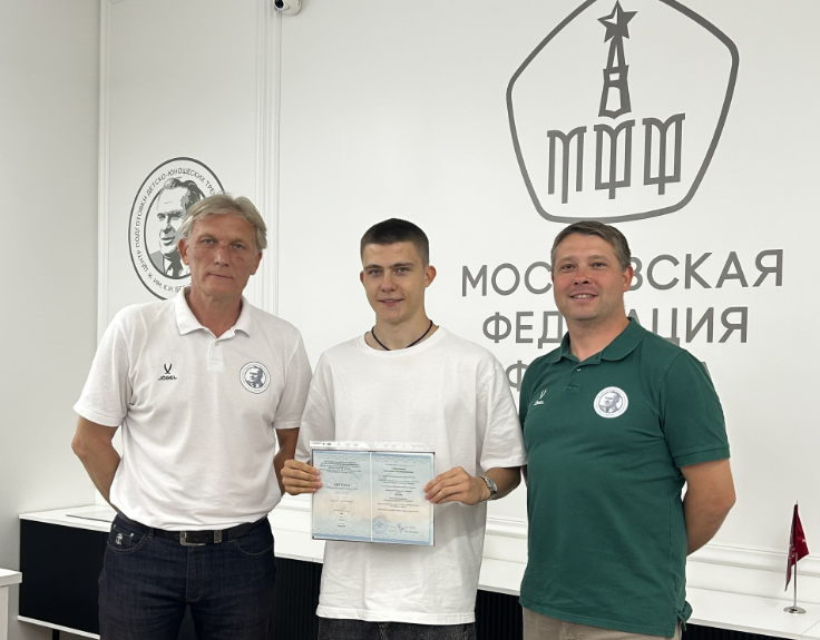 Сотрудник ФК «Адмирал — ВМФ» получил диплом тренера-преподавателя по футболу. Фото: официальная страница Футбольной школы «Адмирал — ВМФ» в социальных сетях