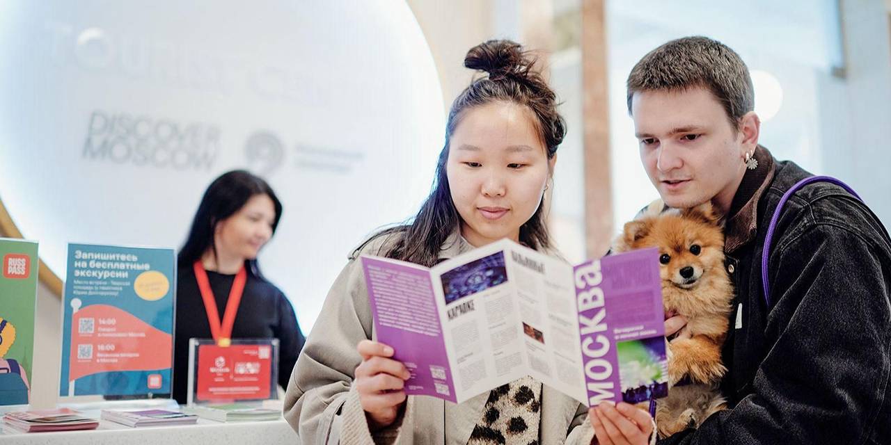 Экскурсии на 20 языках, подарки и навигация: как Москва делает отдых иностранных туристов удобнее. Фото: пресс-служба Комитета по туризму города Москвы