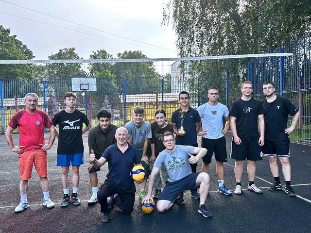 Кубок сезона по волейболу провели сотрудники ОКЦ ЮАО в Нагатинском Затоне. Фото: официальная страница ОКЦ ЮАО в социальных сетях