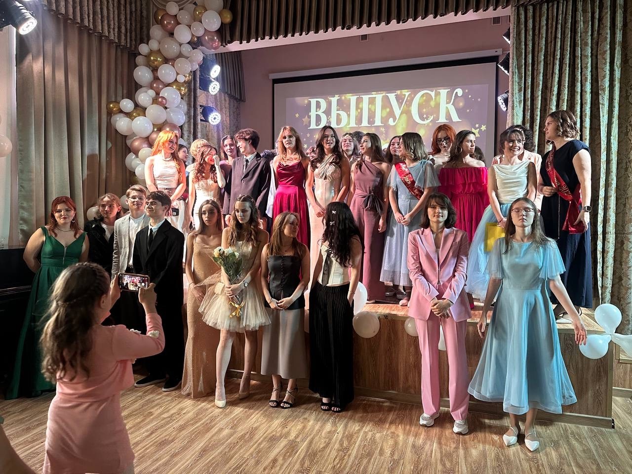 Церемония вручения аттестатов прошла в школе №463. Фото: официальная страница школы №463 в социальных сетях