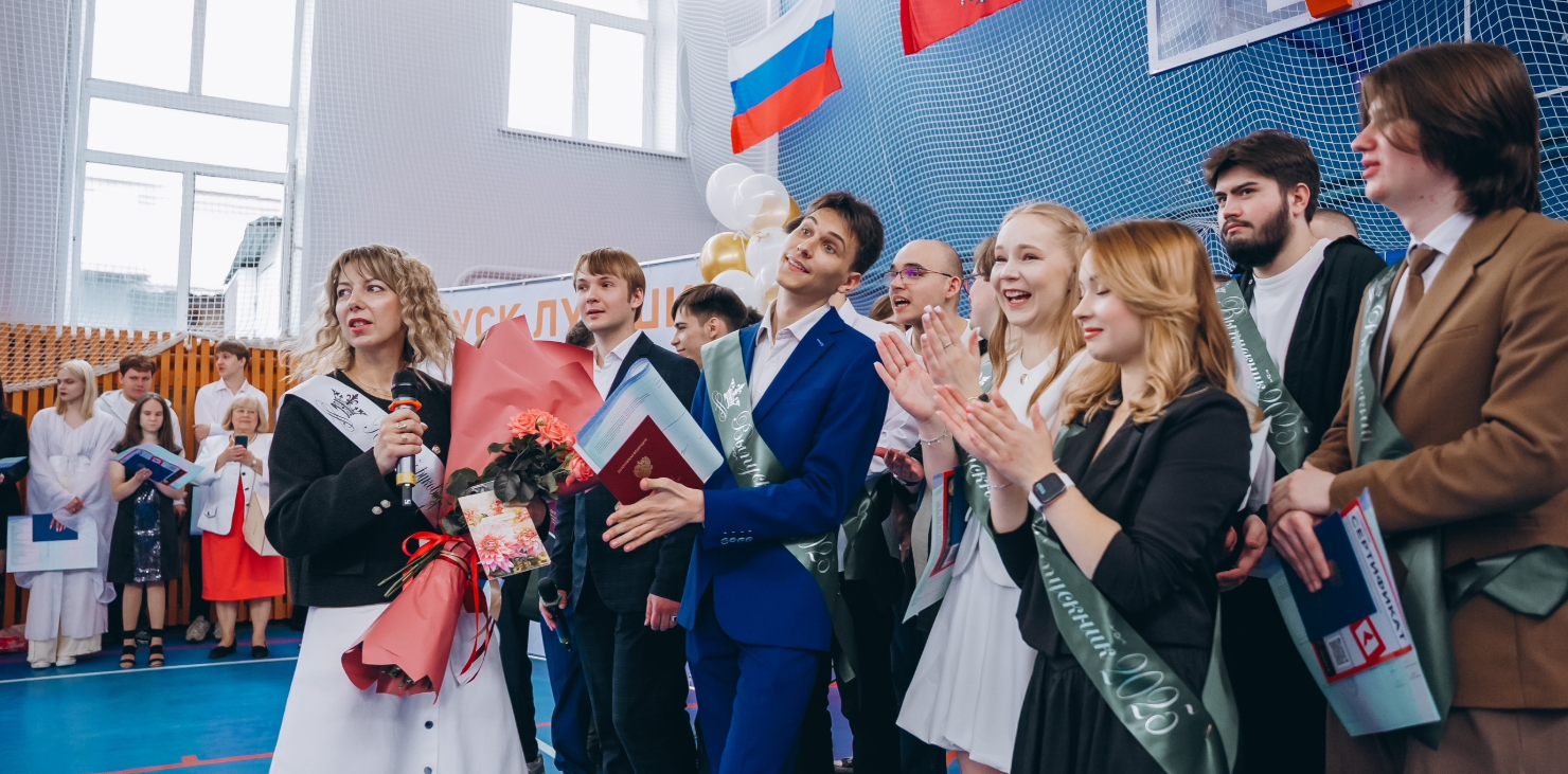 Дипломы вручили выпускникам Колледжа связи № 54 имени Петра Вострухина. Фото: официальная страница Колледжа связи № 54 имени Петра Вострухина в социальных сетях