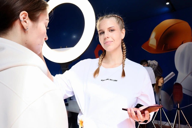 Студенты МГКЭИТ провели мастер-класс по мобильной съемке. Фото: официальная страница МГКЭИТ в социальных сетях