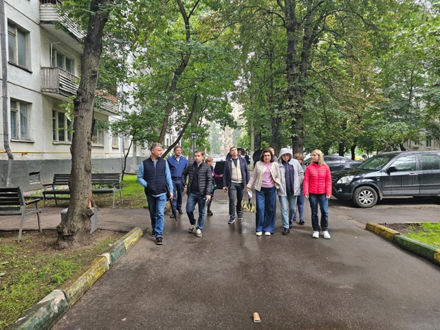 Глава управы Нагатинского Затона провела еженедельный обход территории. Фото: официальная страница управы района Нагатинский Затон в социальных сетях