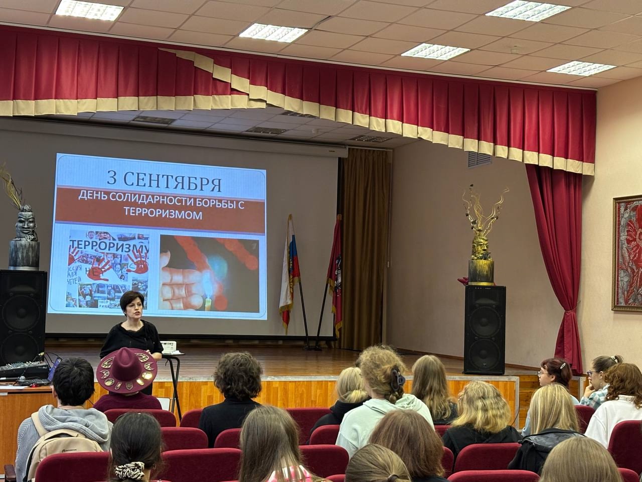 Уроки памяти о Дне солидарности в борьбе с терроризмом прошли в Колледже ДПИ имени Карла Фаберже. Фото: официальная страница Колледжа декоративно-прикладного искусства имени Карла Фаберже в социальных сетях