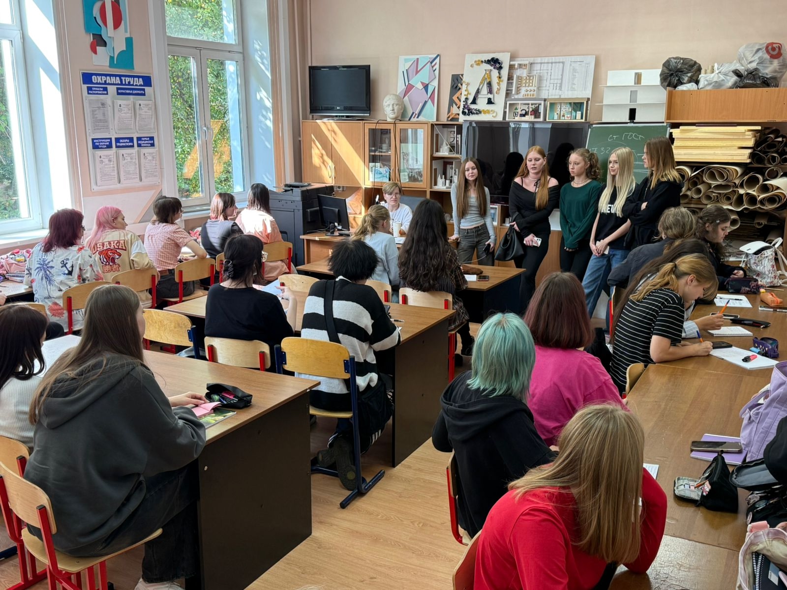 Представители Колледжа ДПИ имени Карла Фаберже провели для первокурсников встречи с наставниками. Фото: официальная страница Колледжа декоративно-прикладного искусства имени Карла Фаберже в социальных сетях