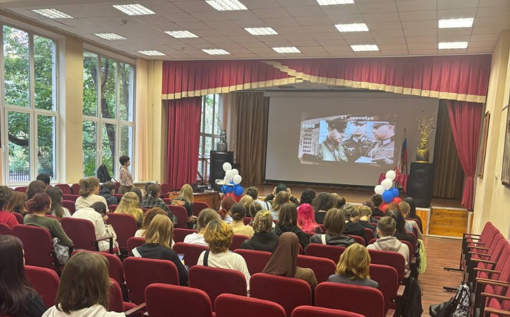 Сотрудники Колледжа ДПИ имени Карла Фаберже провели занятия в честь Дня окончания Второй мировой войны. Фото: официальная страница Колледжа декоративно-прикладного искусства имени Карла Фаберже в социальных сетях