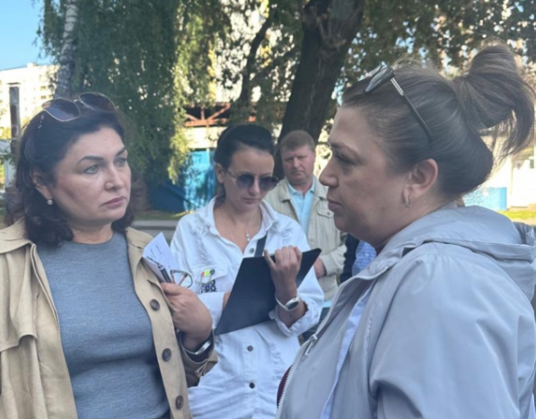 Глава управы Нагатинского Затона провела обход территорий района. Фото: официальная страница управы района Нагатинский Затон в социальных сетях