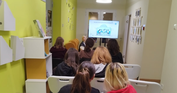 Студенты Колледжа ДПИ имени Карла Фаберже посетили посетили Государственную научно-техническую библиотеку. Фото: официальная страница Колледжа декоративно-прикладного искусства имени Карла Фаберже в социальных сетях