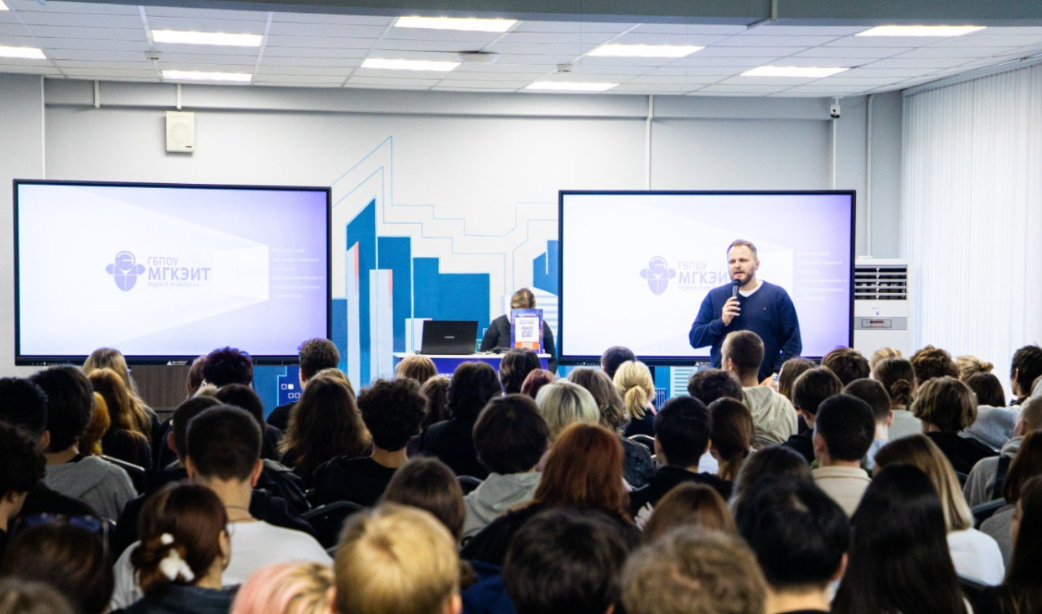 Руководители МГКЭИТ встретились с членами студенческого совета. Фото: официальная страница Московского государственного колледжа электромеханики и информационных технологий в социальных сетях