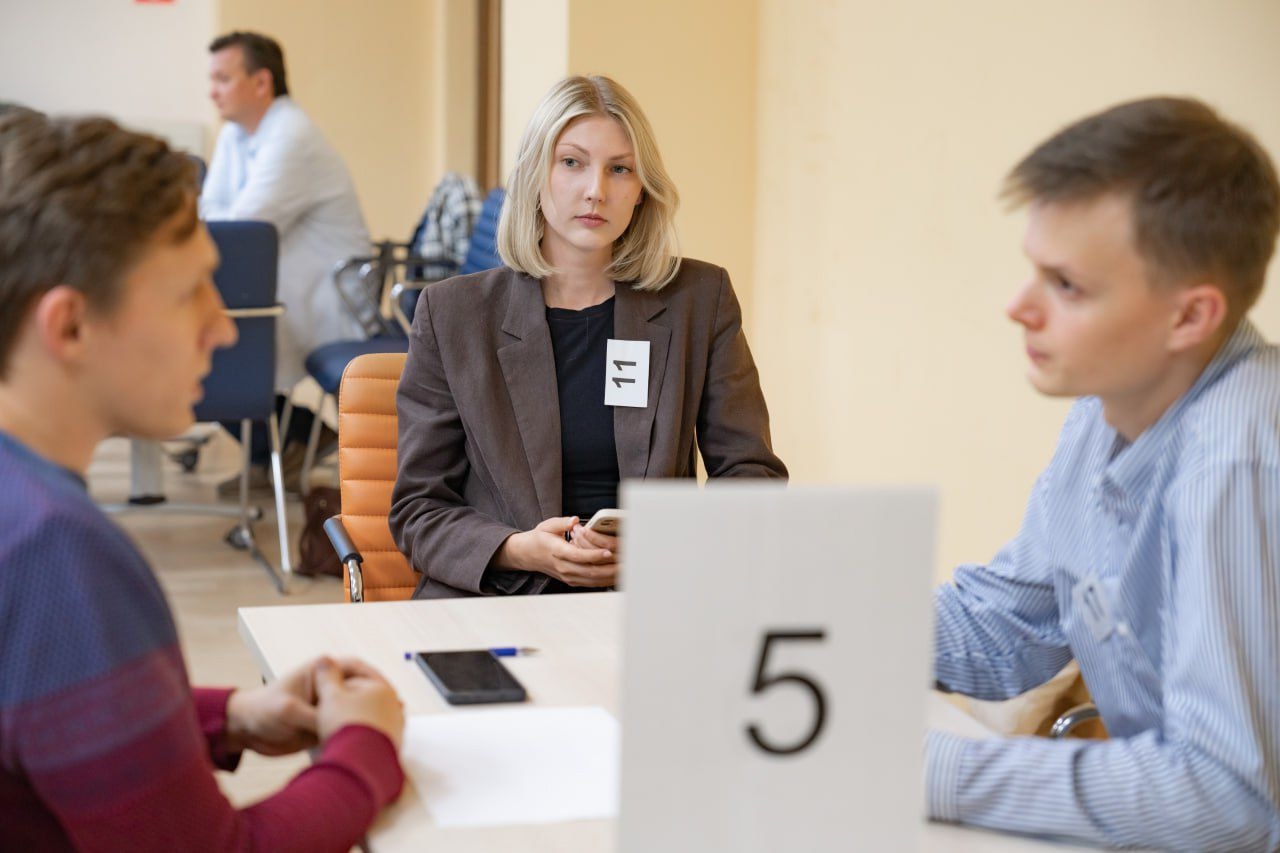 «Я и другие»: участницей деловой игры в Корпоративном университете стала учительница школы №1375. Фото: официальная страница школы №1375 в социальных сетях