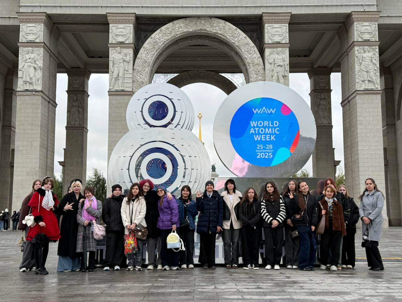 Студенты Колледжа ДПИ имени Карла Фаберже посетили форум на территории ВДНХ. Фото: официальная страница Колледжа декоративно-прикладного искусства имени Карла Фаберже в социальных сетях