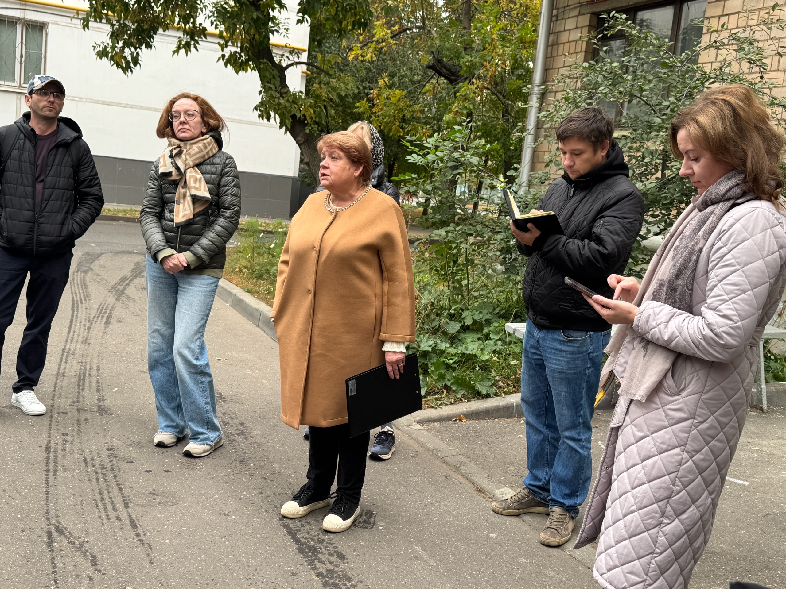 ИО главы управы района Нагатинский Затон провел территориальный обход. Фото: официальная страница управы района Нагатинский Затон в социальных сетях