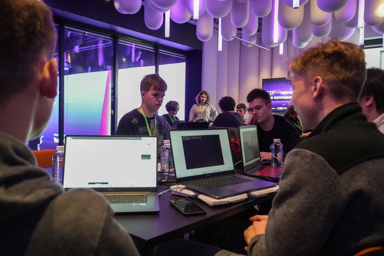 Команда студентов Колледжа связи №54 посетила CTF-чемпионат. Фото: страница Колледжа связи №54 имени Петра Вострухина в социальных сетях