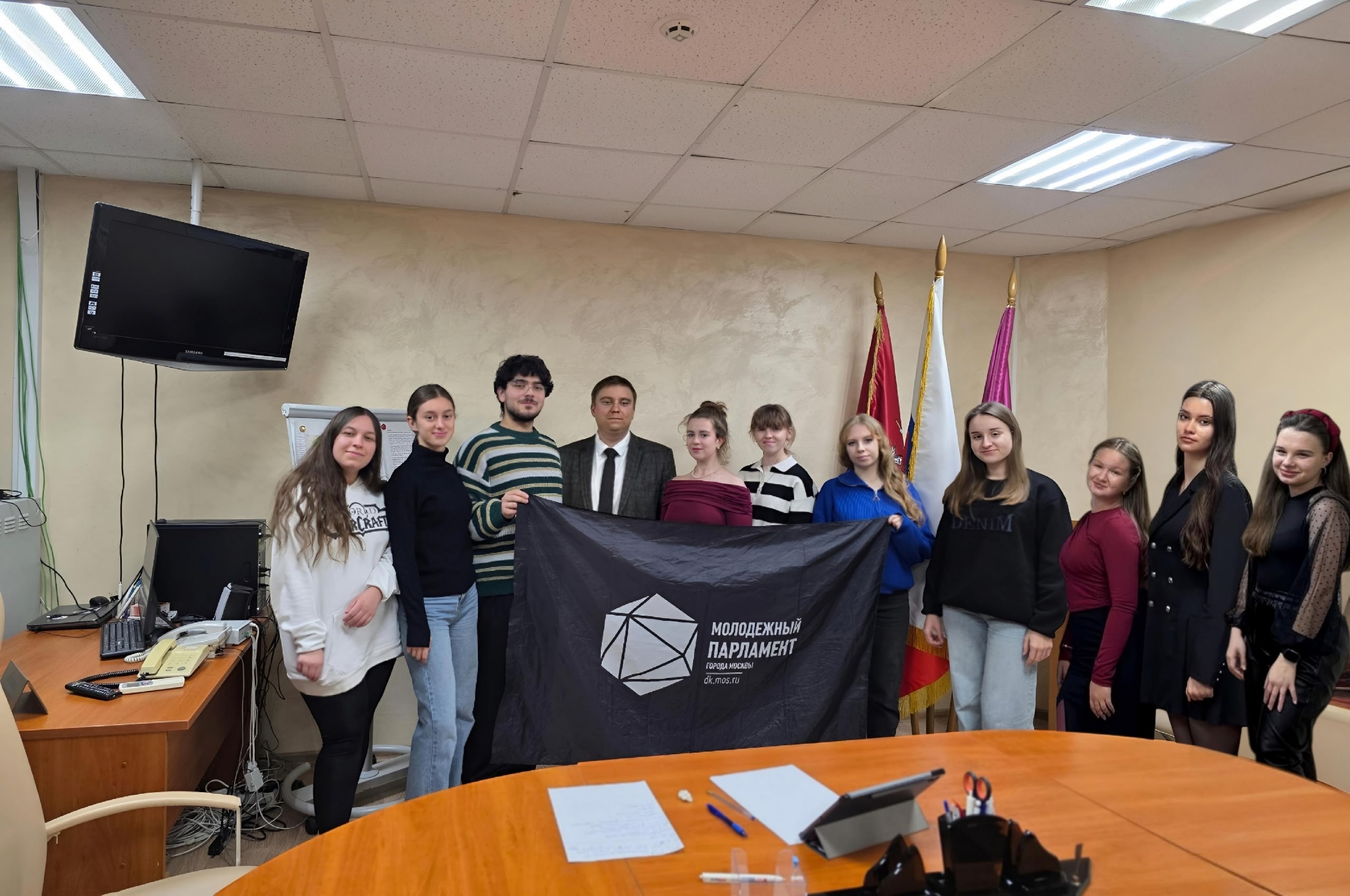 Члены Молодежной палаты Нагатинского Затона организовали заседание. Фото: официальная страница Молодежной палаты района Нагатинский Затон в социальных сетях