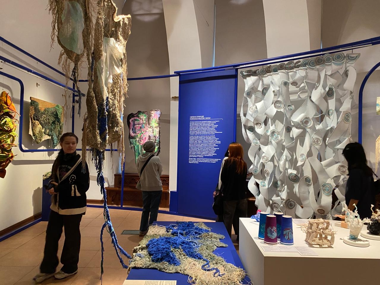 Студенты Колледжа ДПИ имени Карла Фаберже посетили выставку текстильного искусства. Фото: официальная страница Колледжа декоративно-прикладного искусства имени Карла Фаберже в социальных сетях