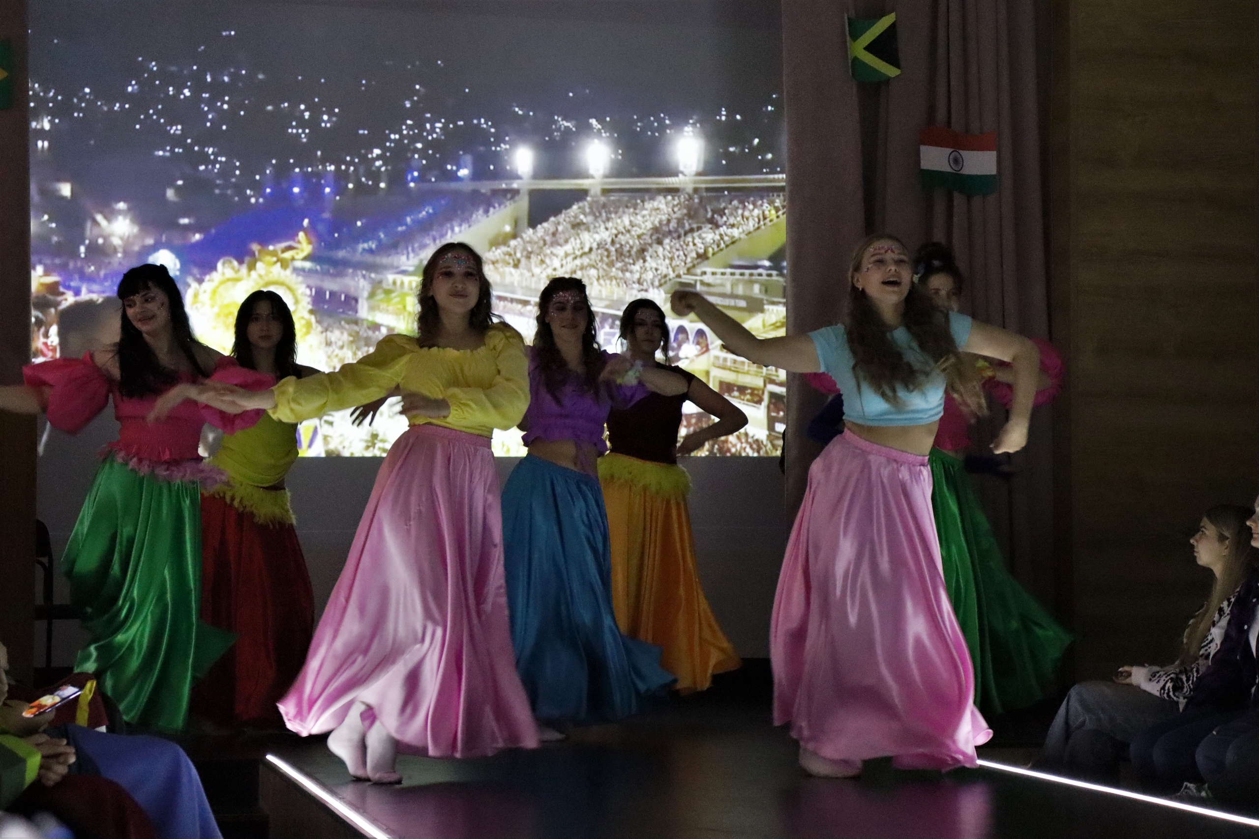 Фестиваль народов мира прошел Колледже ДПИ имени Карла Фаберже. Фото: официальная страница Колледжа декоративно-прикладного искусства имени Карла Фаберже в социальных сетях