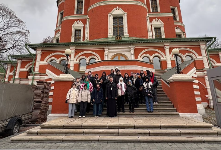 Студенты Колледжа ДПИ имени Карла Фаберже посетили Донской монастырь. Фото: официальная страница Колледжа декоративно-прикладного искусства имени Карла Фаберже в социальных сетях