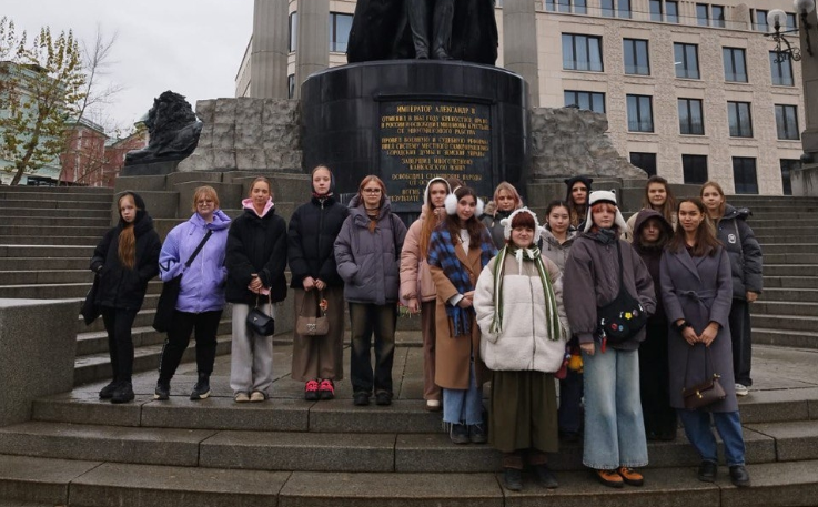 Студенты Колледжа ДПИ имени Карла Фаберже посетили Храма Христа Спасителя. Фото: официальная страница Колледжа декоративно-прикладного искусства имени Карла Фаберже в социальных сетях