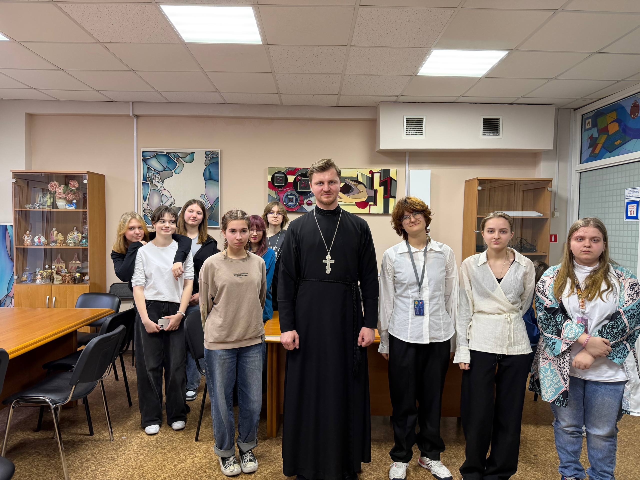 Встреча с духовные лицом прошла при участии студентов Колледжа ДПИ имени Карла Фаберже. Фото: официальная страница Колледжа декоративно-прикладного искусства имени Карла Фаберже