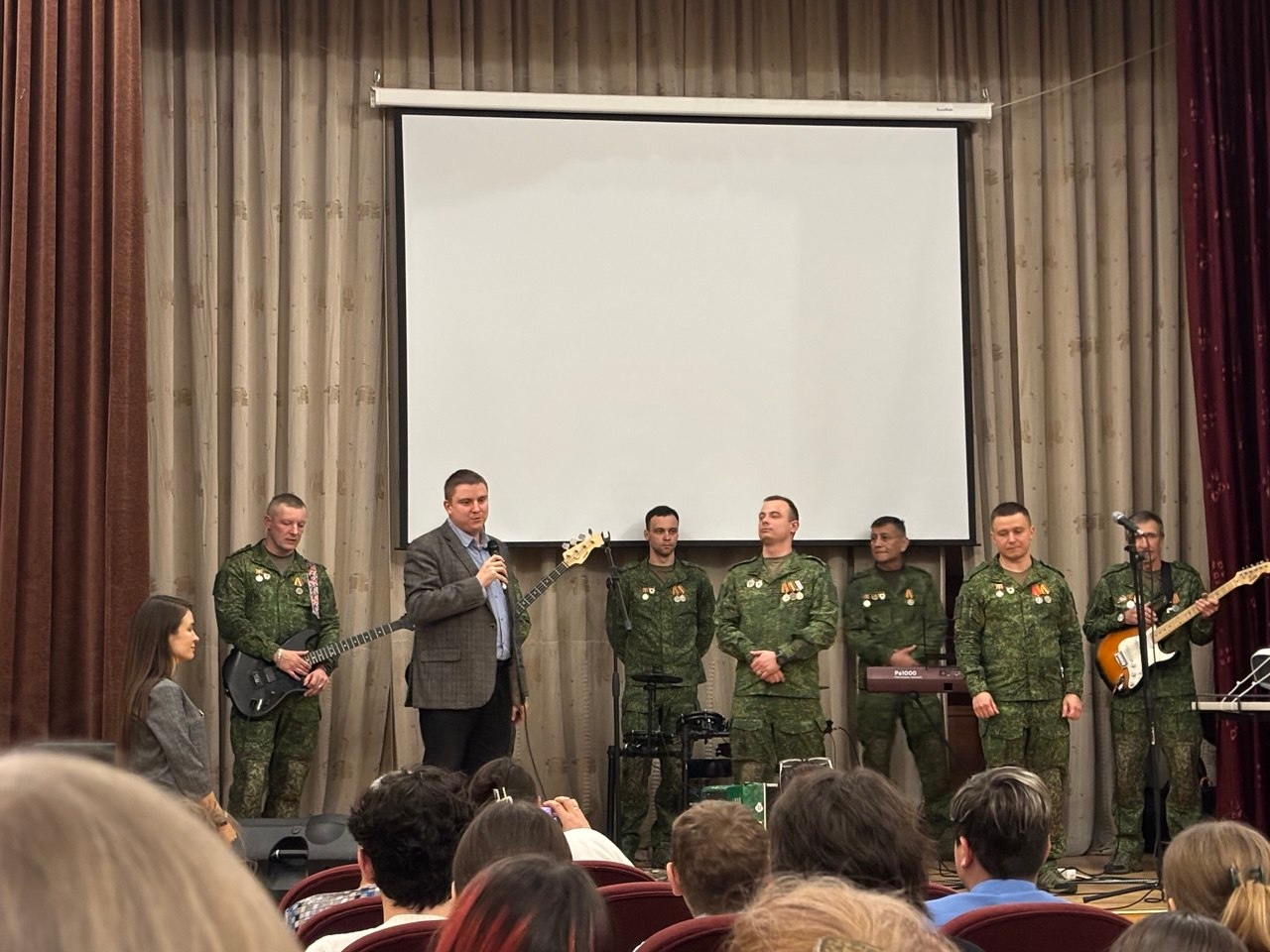 Студенты Колледжа ДПИ имени Карла Фаберже посетили концерт на территории управы Нагатинского Затона. Фото: официальная страница Колледжа декоративно-прикладного искусства имени Карла Фаберже в социальных сетях