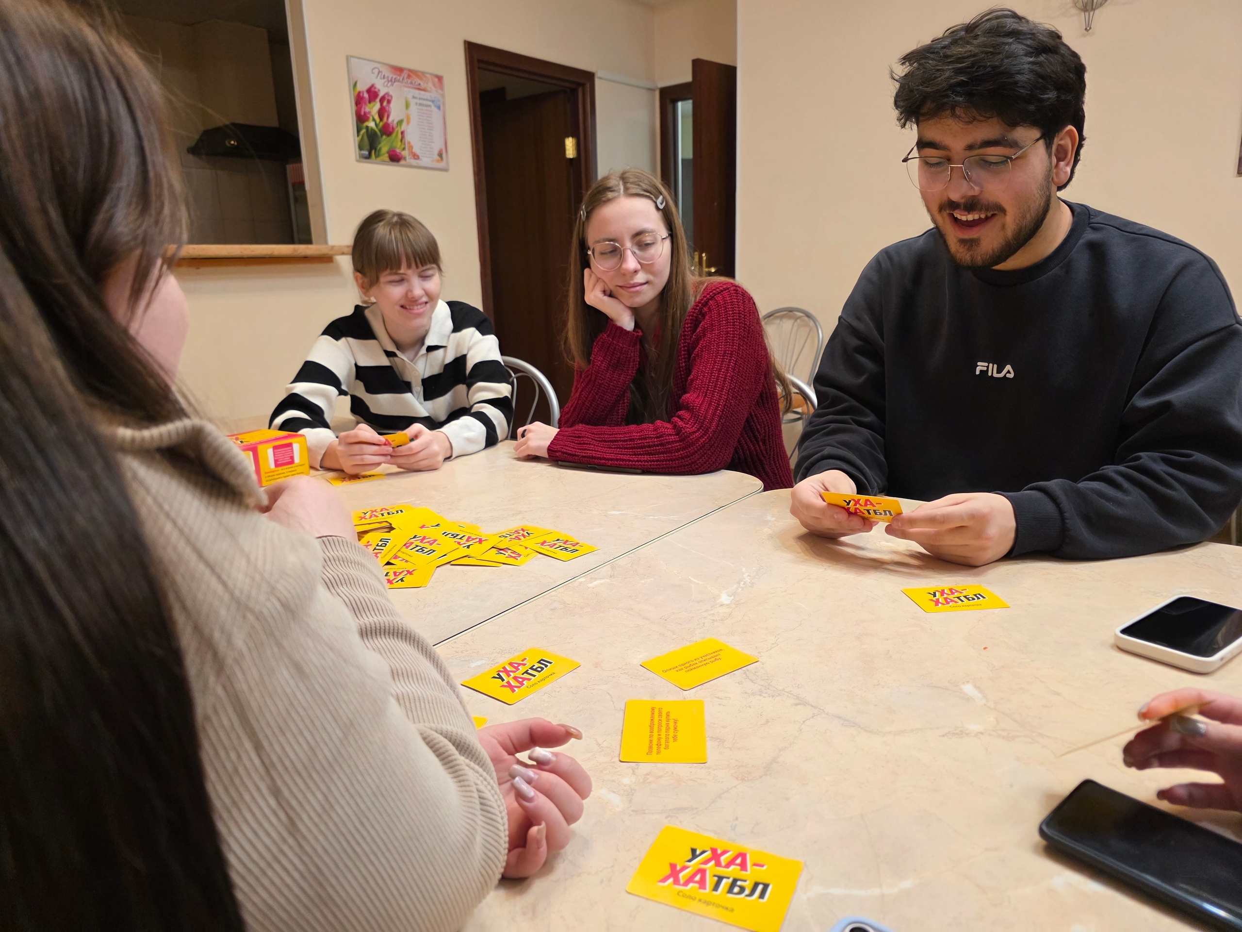 Карточную игру провели в Молодежной палате района Нагатинский Затон. Фото: официальная страница Молодежной палаты района Нагатинский Затон в социальных сетях