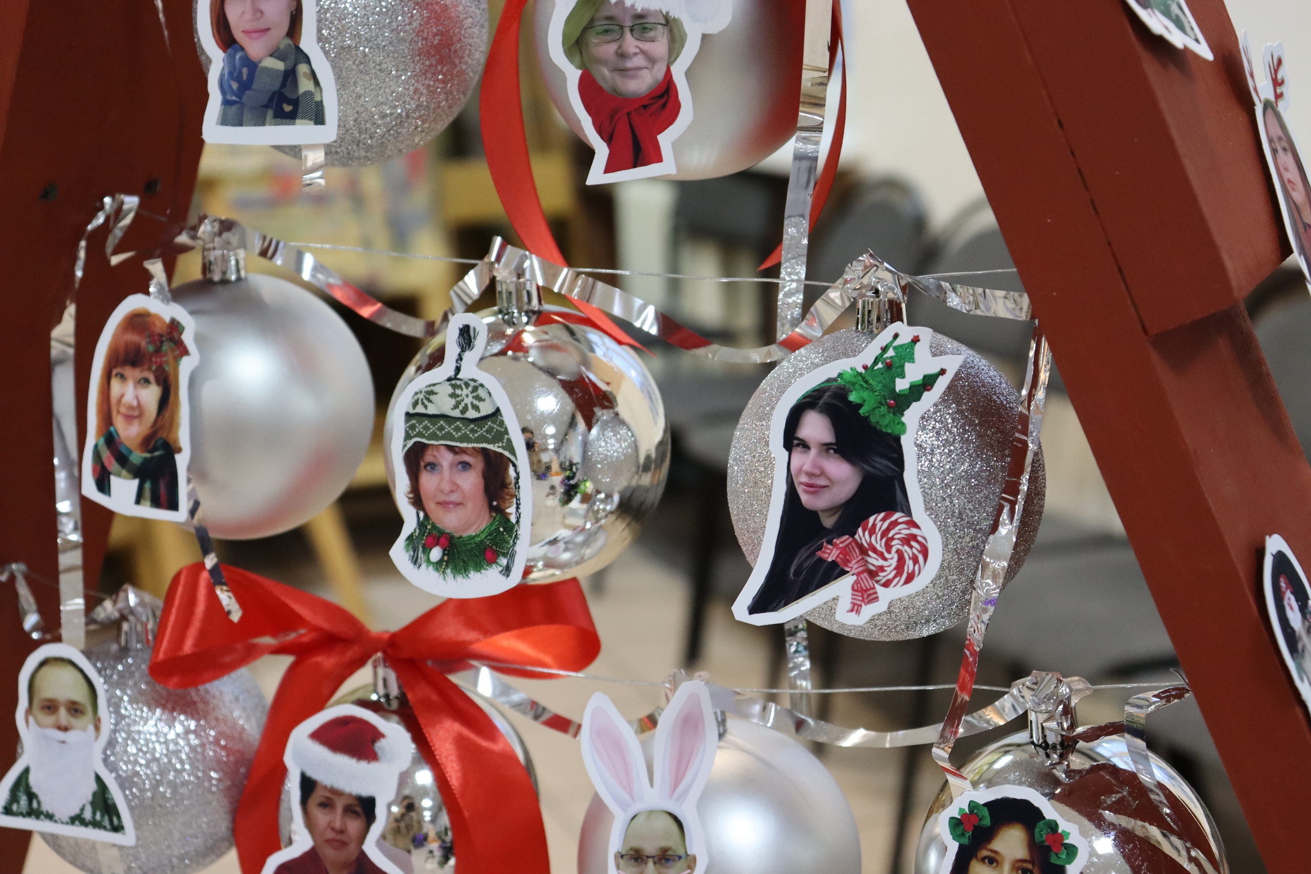 Голосование за лучшее новогоднее студенческое изделие началось в Колледже ДПИ имени Карла Фаберже. Фото: официальная страница Колледжа декоративно-прикладного искусства имени Карла Фаберже в социальных сетях