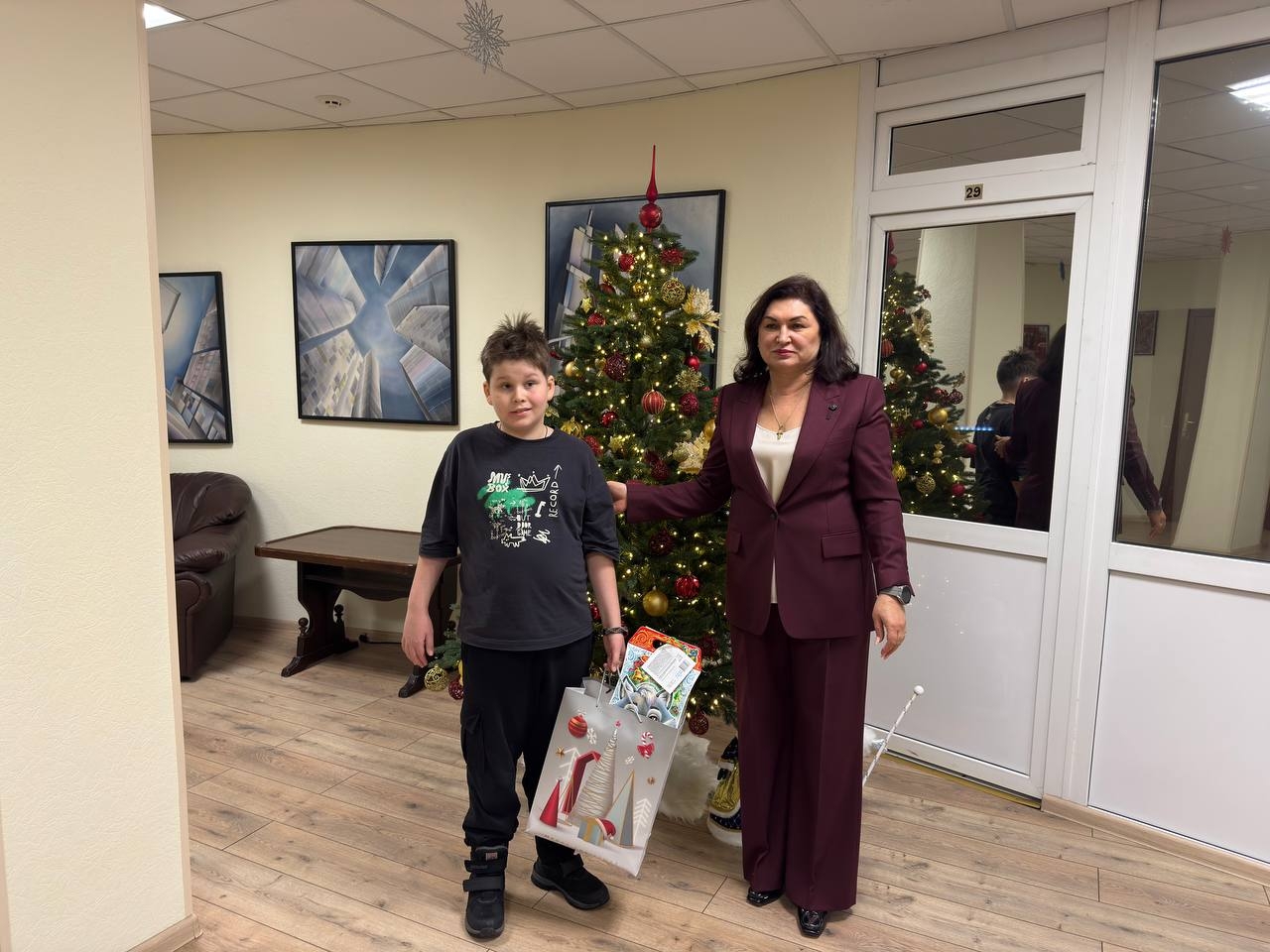 Глава управы района Зябликово приняла участие в благотворительной акции «Добрая елка». Фото: официальная страница управы района Нагатинский Затон в социальных сетях