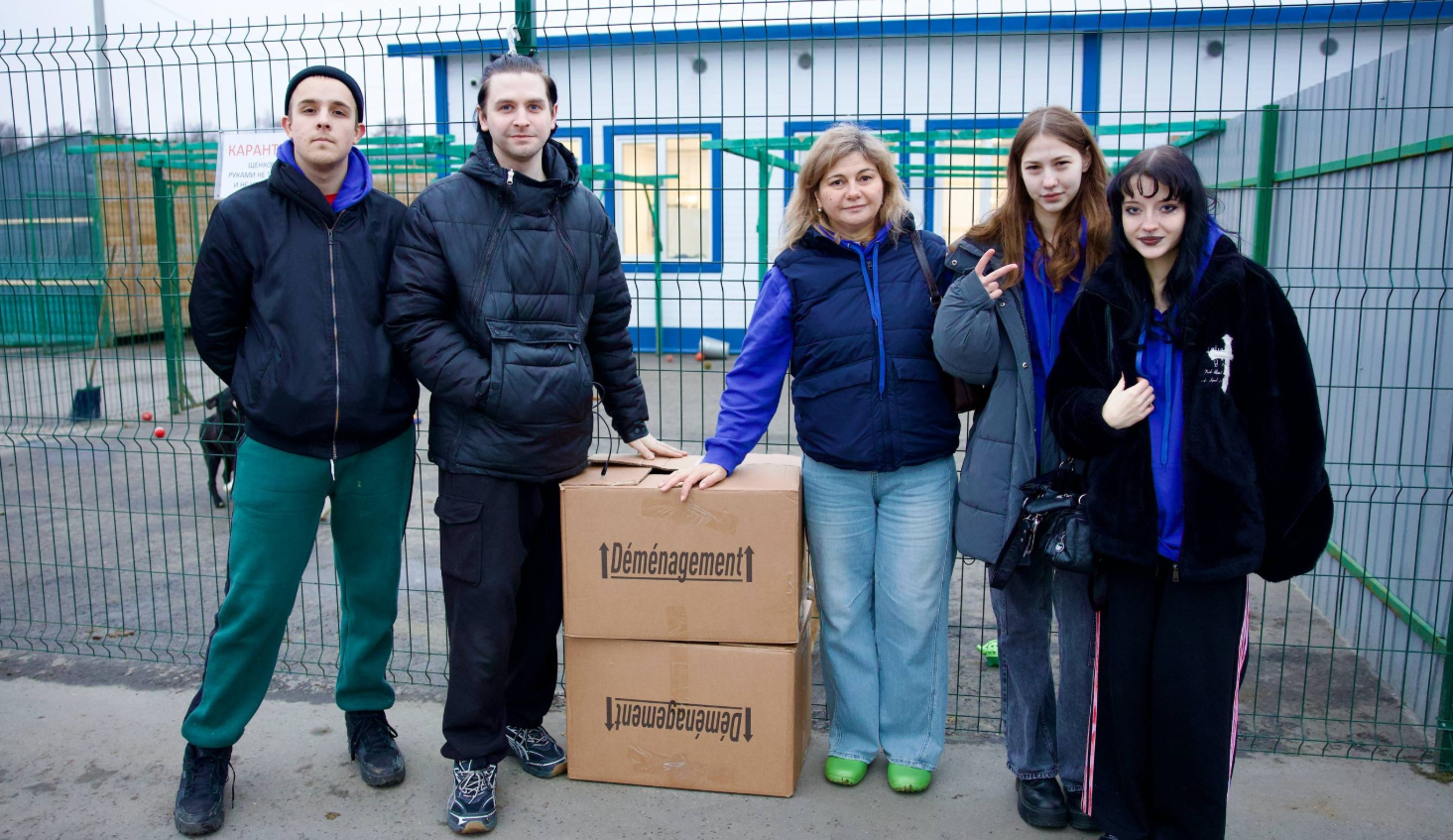 Волонтеры МГКЭИТ посетили питомник. Фото: официальная страница Московского государственного колледжа электромеханики и информационных технологий в социальных сетях