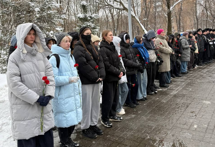 Студенты Колледжа ДПИ имени Карла Фаберже присоединились к мемориальной акции. Фото: официальная страница Колледжа декоративно-прикладного искусства имени Карла Фаберже в социальных сетях