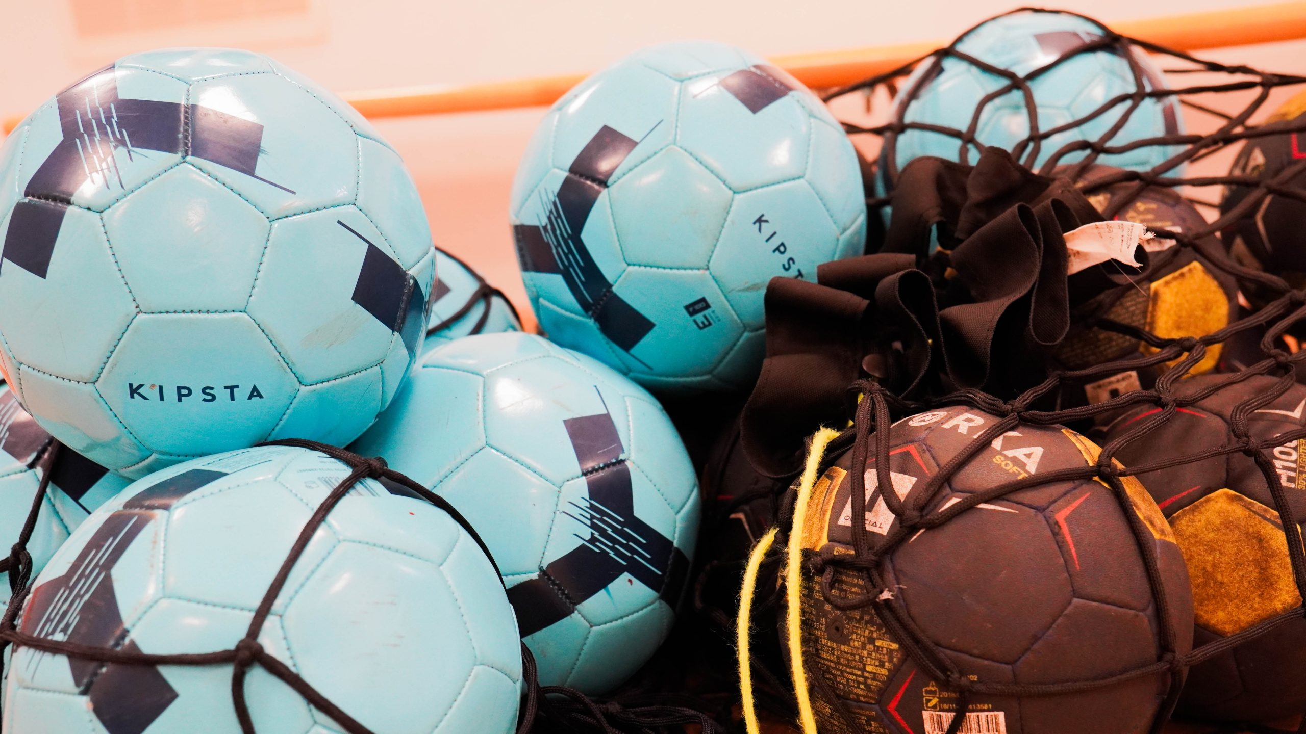 Воспитанники ФШ «Адмирал» приняли участие в матчах Чемпионата Московской федерации футбола. Фото: Ксения Догонашева, «Вечерняя Москва»