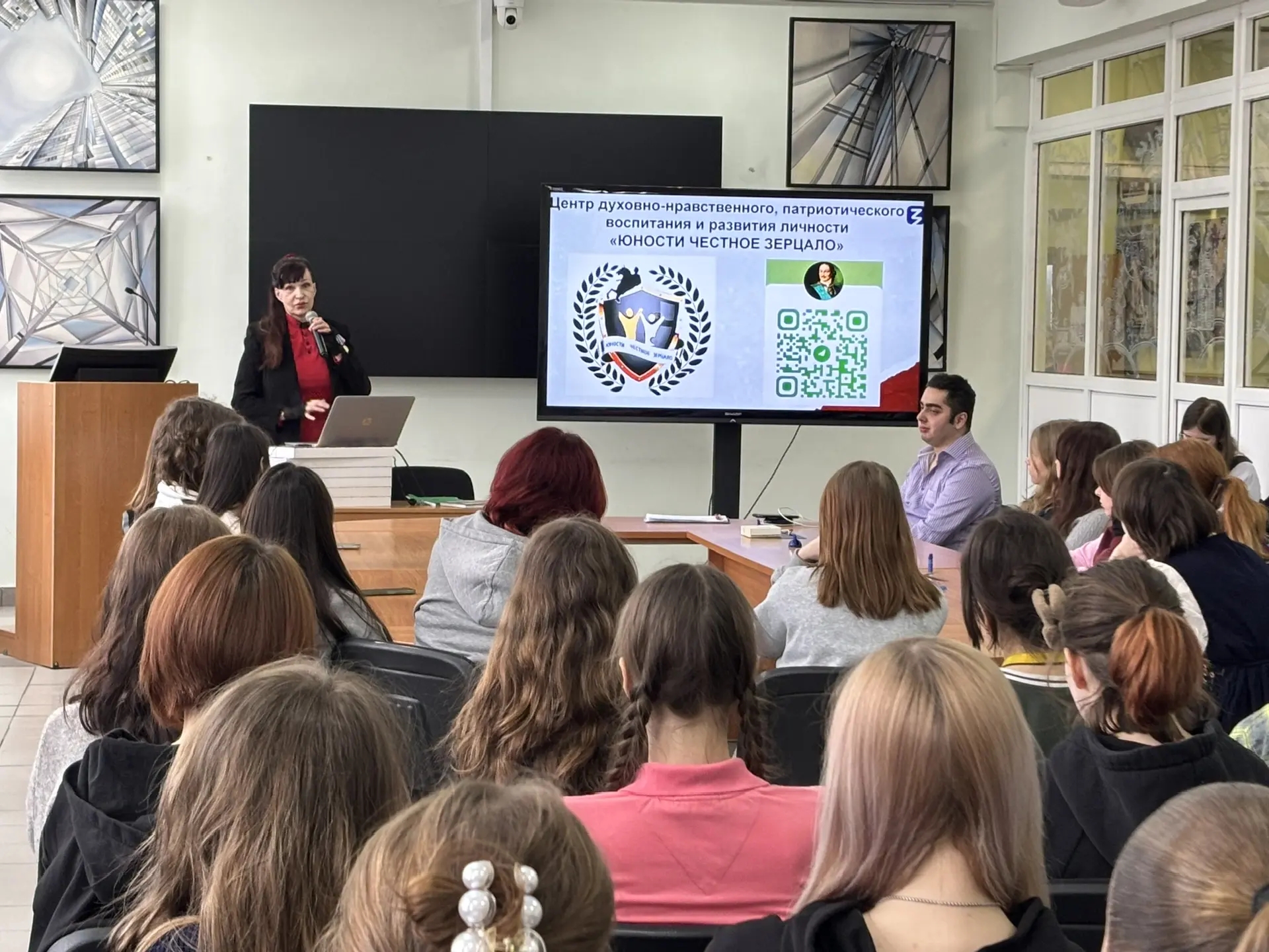 Встреча с ветераном боевых действий в Афганистане прошла в Колледже ДПИ имени Карла Фаберже. Фото: официальная страница Колледжа декоративно-прикладного искусства имени Карла Фаберже в социальных сетях